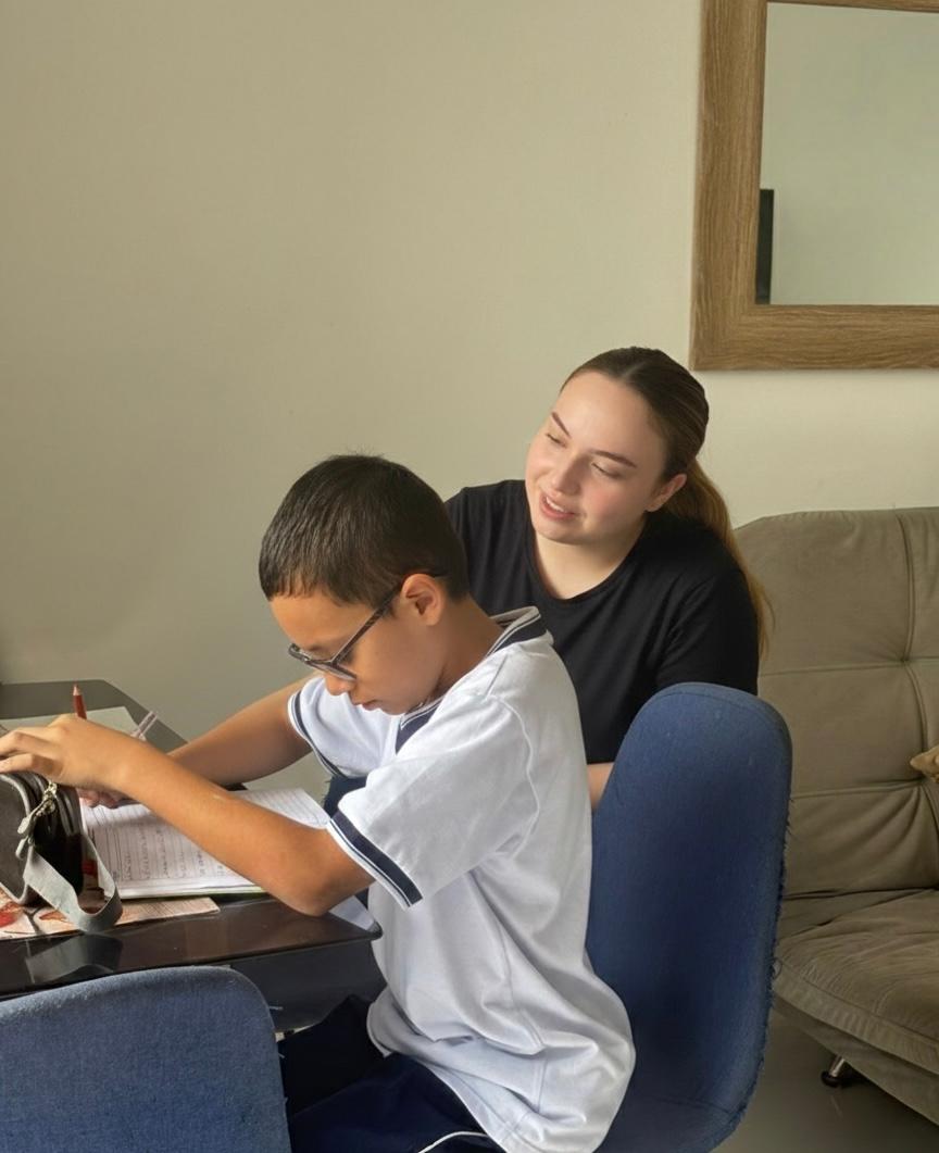 Niñera tutora trabajando con niños en actividad académica