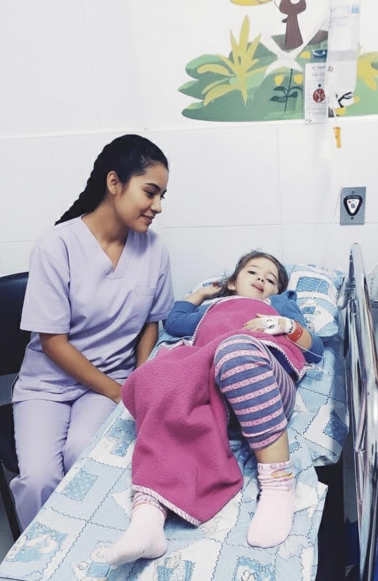 Niñera cuidando niña durante recuperación en hospital